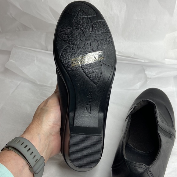 Clarks Genette 9 wide black leather shoes with 2” heel like new - Picture 11 of 12